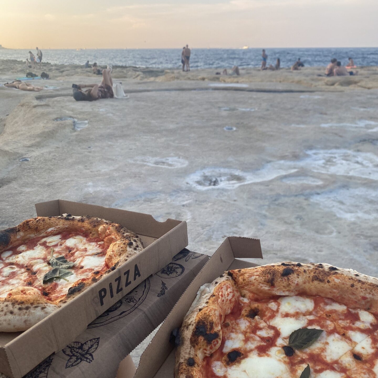 Auslandspraktikum Malta Pizza am Strand